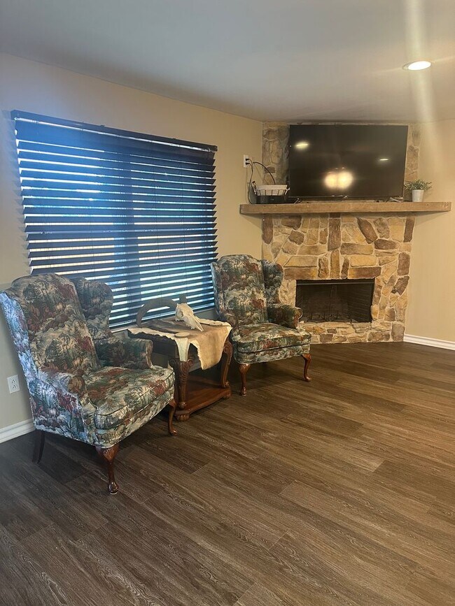 Building Photo - 4 bed 2 bath 1 car garage on Flint Avenue!