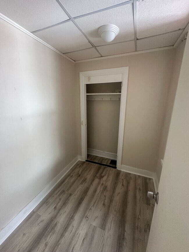 Building Photo - 409 Walnut St