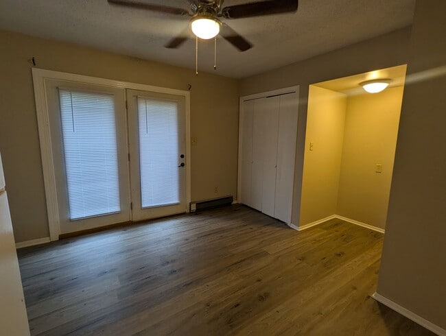 Building Photo - 2 Bedroom/1.5 Bathroom Townhouse in South ...
