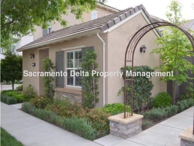 Building Photo - Avail 7/21 - 2 bedroom home in gated commu...