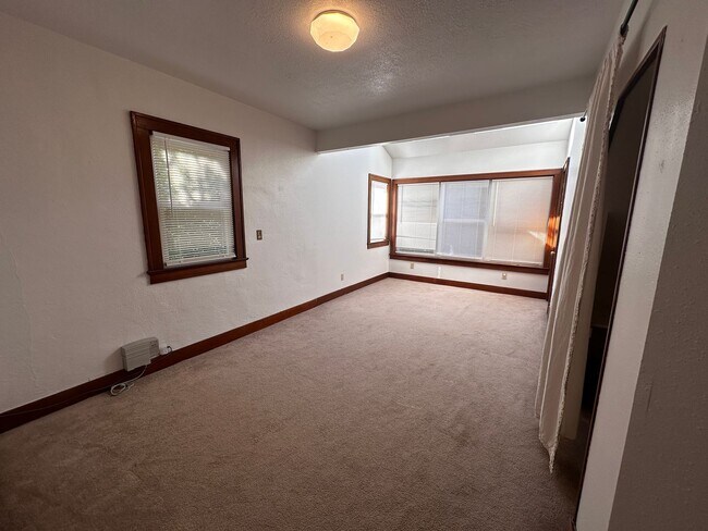 Building Photo - 3 Bedroom 2 Bath Single Family House