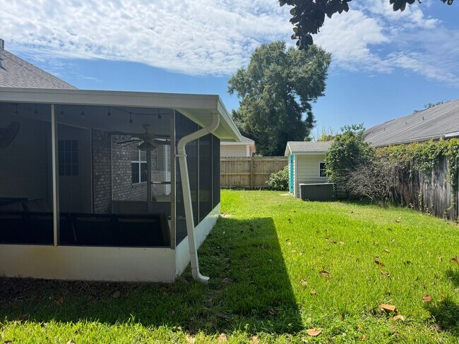 Building Photo - 4 BED / 2 BATH CENTRALLY LOCATED IN FORT WALTON BEACH