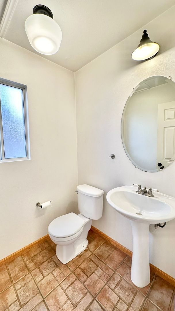 Building Photo - Lovely Two-Story Home in The Heights Overl...