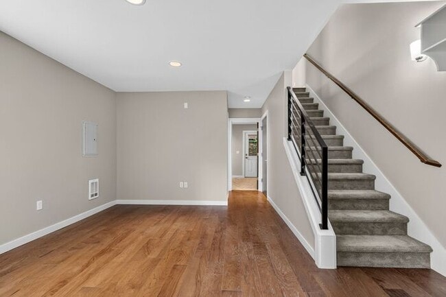 Building Photo - Trendy West Seattle Townhome w/Air Conditioning and Rooftop Deck