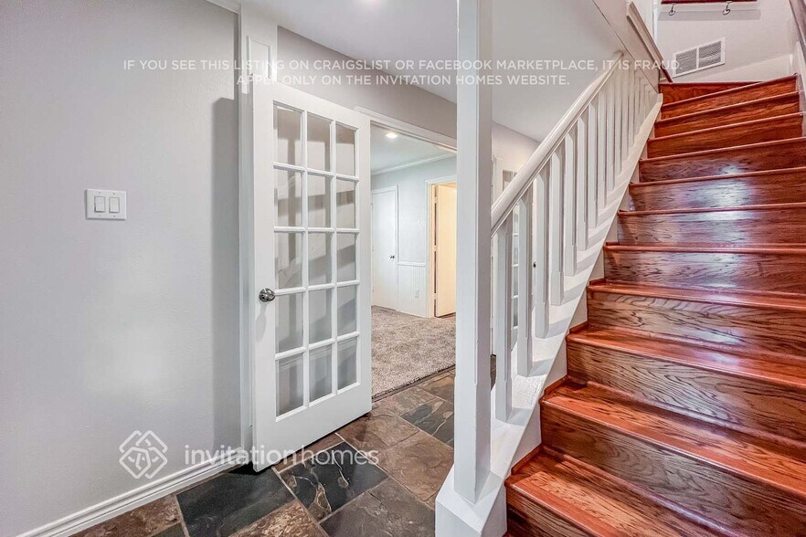 Building Photo - 404 Columbia Dr