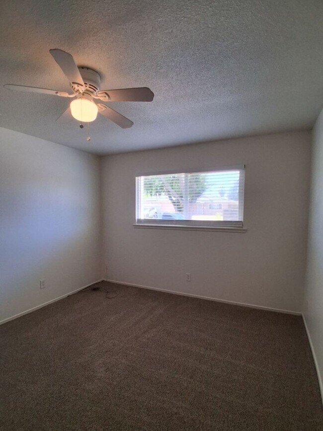 Building Photo - 1419 N Winery Ave