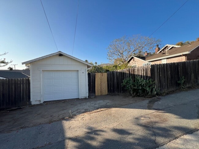 Building Photo - Laguna Beach Cottage Home 2 Bed 1 Bath