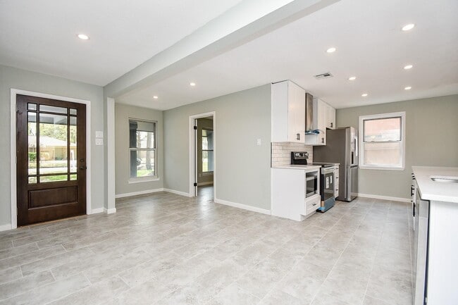 Building Photo - 5850 Duxbury St