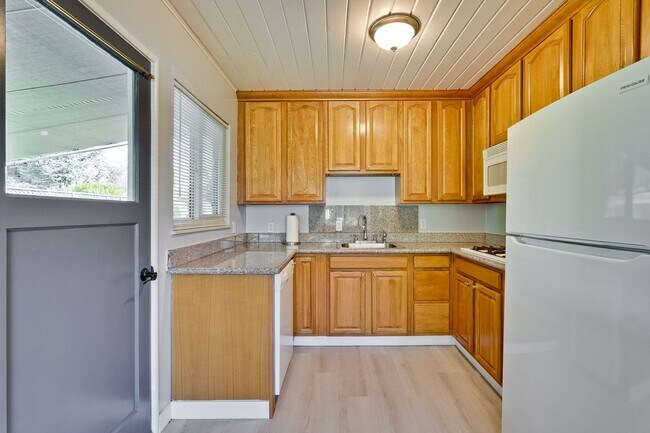 Building Photo - Remodeled 3-bedroom 1 bath