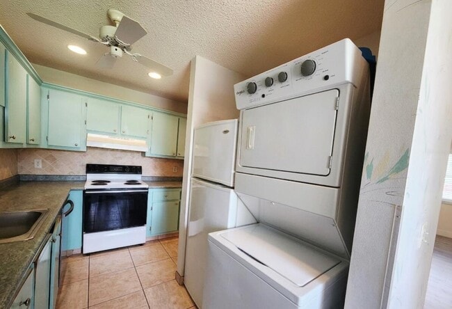 Building Photo - 1560 NW 18th Ave