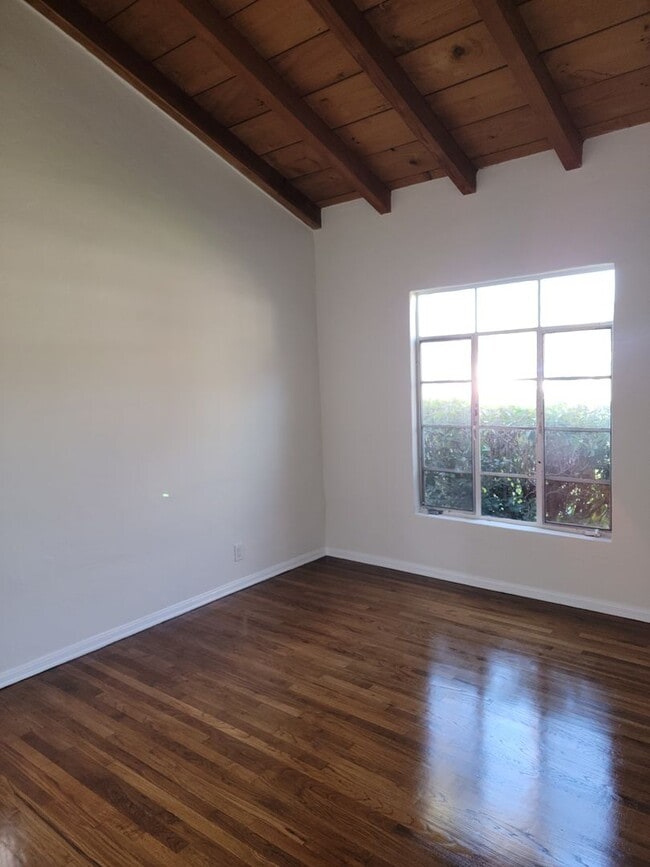 Building Photo - Charming Single Family Home with Spacious ...