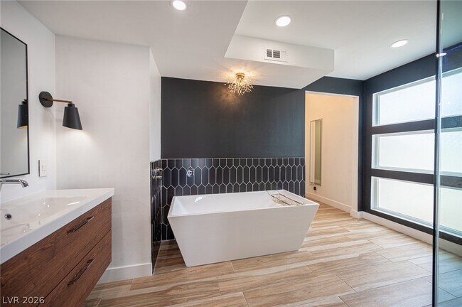 Building Photo - 330 E Country Club Dr