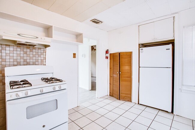 Building Photo - Updated 3 bedroom, 1.5 bath!