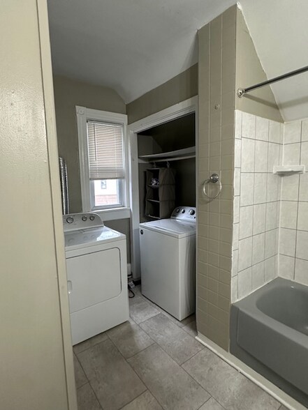 Building Photo - 3581 S Kinnickinnic Ave