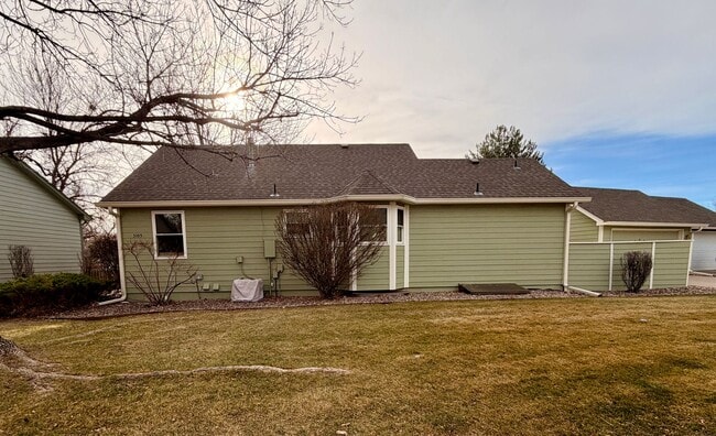 Building Photo - 5-Bed, 2.5-Bath Home Near MacIntosh Lake with Hardwood Floors, Gas Fireplace, and Finished Basement