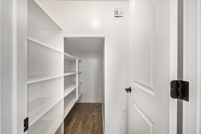 Building Photo - 4 Bedroom - Ready for you to Call It Home!!