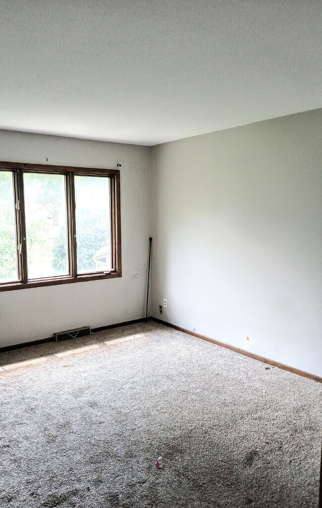 Building Photo - 3 Bedroom 2 Bath in Burnsville