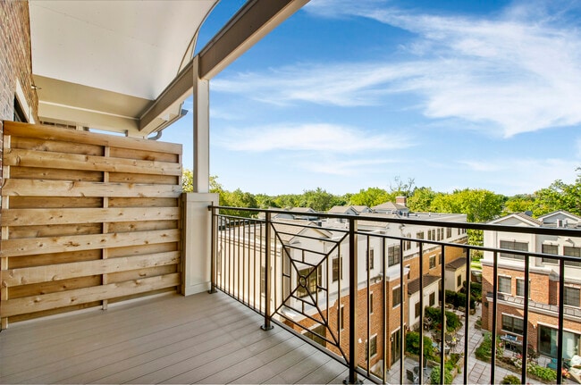 Building Photo - 833 Laurel Ave