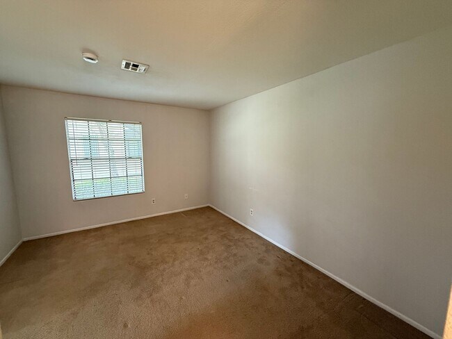 Building Photo - 1 Bed, 1 Bath Condo - Fireplace + Private ...