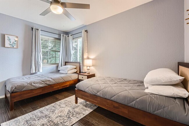 Building Photo - 1125 Strickland Dr