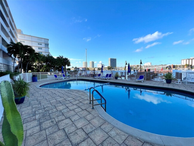 Building Photo - 400 Golden Isles Dr