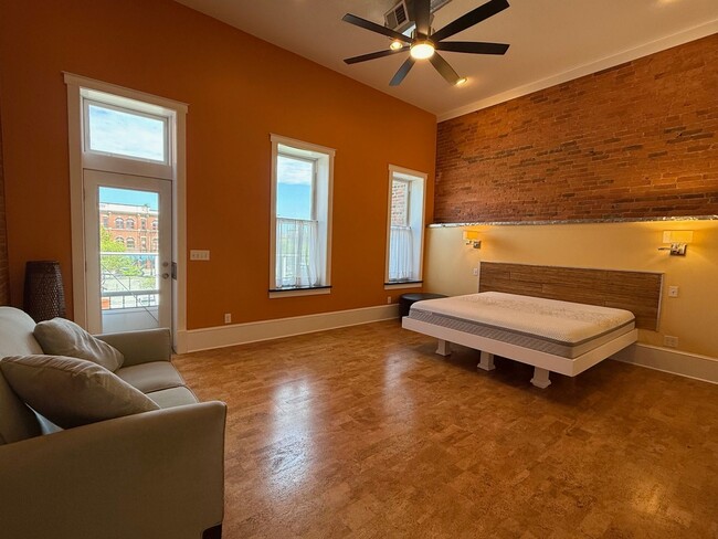 Building Photo - Downtown Loft!