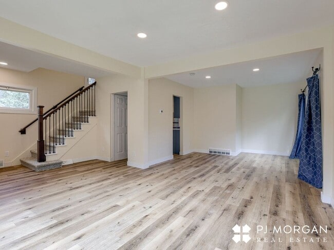 Building Photo - 3 bedroom, 1.5 bathroom House Available Im...
