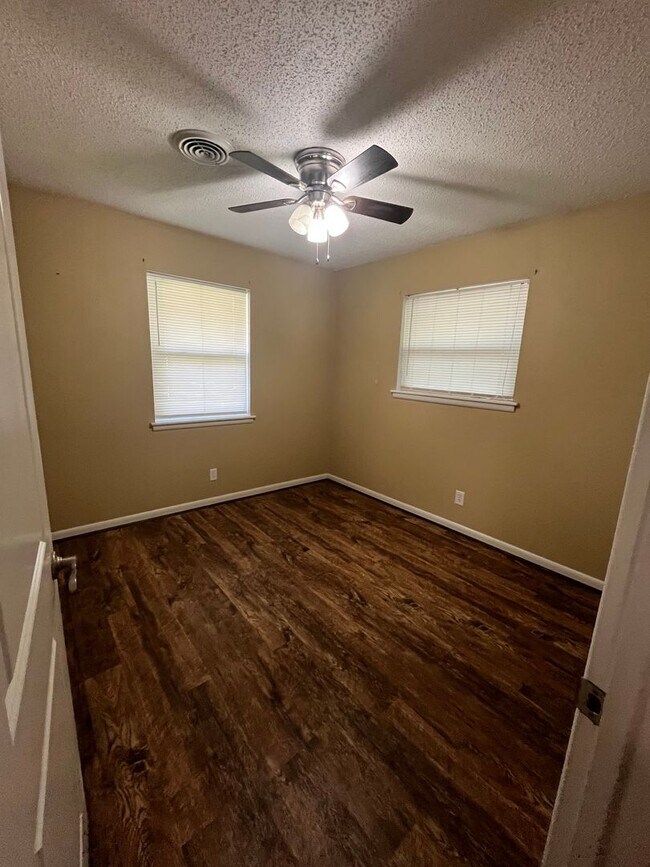 Building Photo - Convenient Jacksonville Location