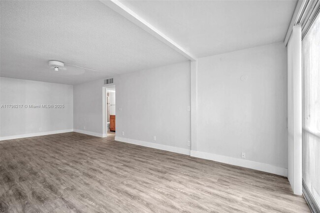 Building Photo - 940 NE 199th St