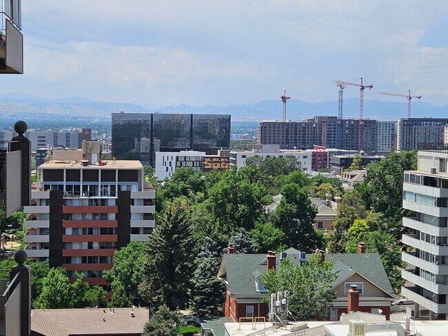 Building Photo - Amazing Penthouse 2 Bedroom 2 Bath With Mo...