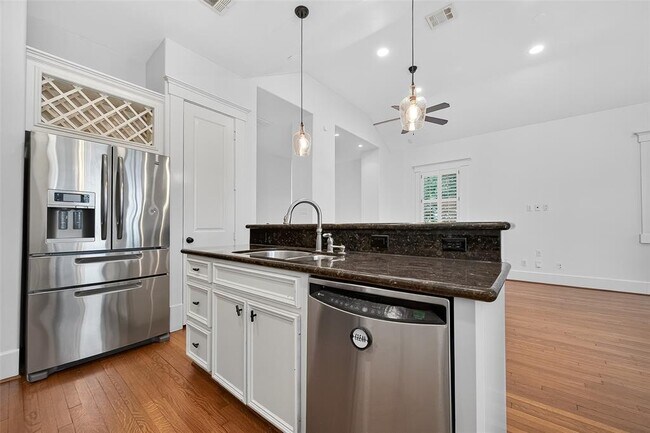 Building Photo - 1042 W 25th St