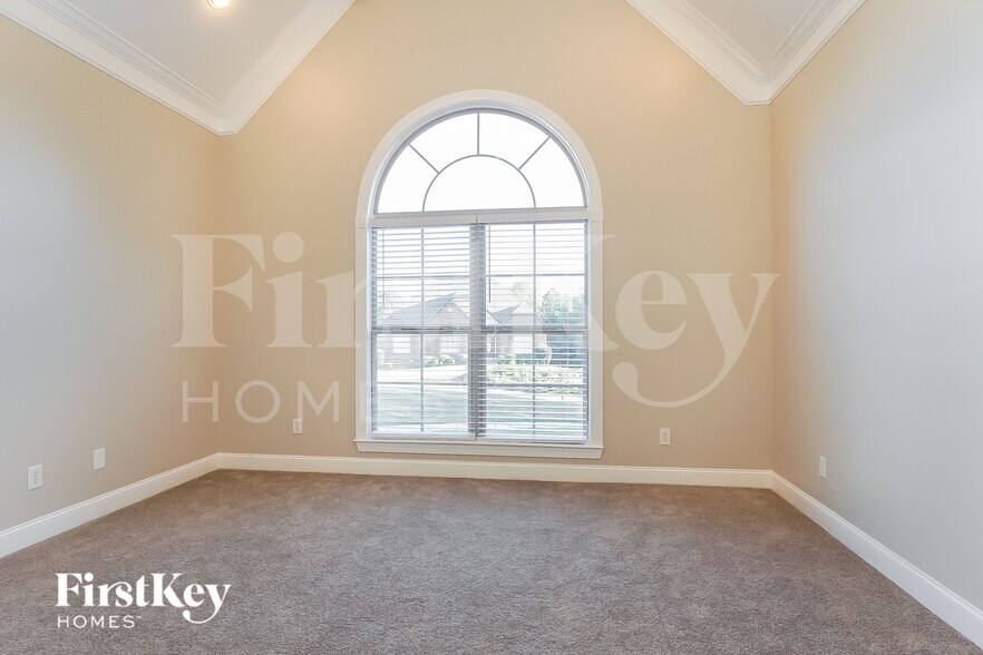 Building Photo - 245 Madison Ln