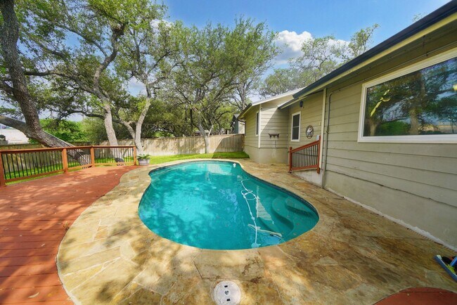 Building Photo - Charming and Centrally Located Home Now Available with Inground Pool. Realtor Commmission:$750