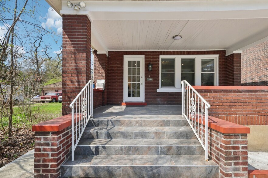 Building Photo - 3459 Beechwood Blvd