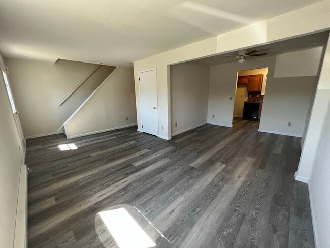 Building Photo - Spacious 3BR Townhome - LOTS OF ROOM!!! - ...