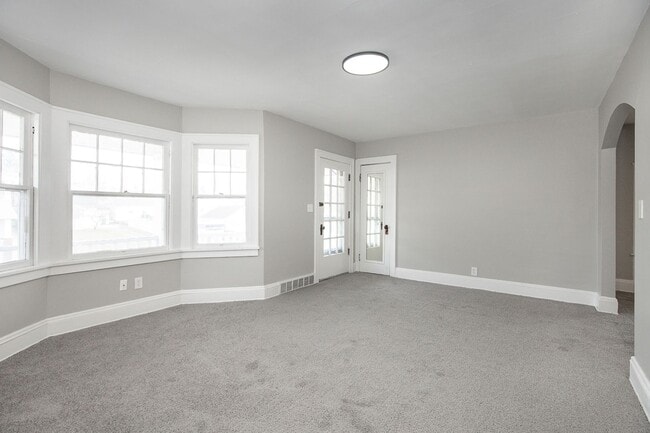 Building Photo - 4 BED, 1 BATH BEAUTIFUL SINGLE-FAMILY HOME IN CLEVELAND!