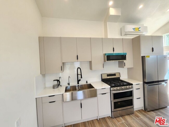 Building Photo - 3333 Thelma St