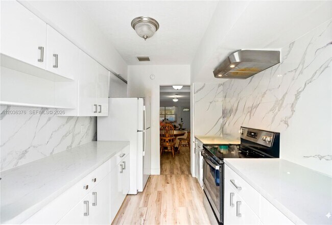 Building Photo - 2530 SW 27th St