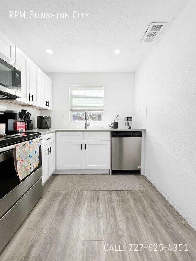 Building Photo - 908 E Cayuga St