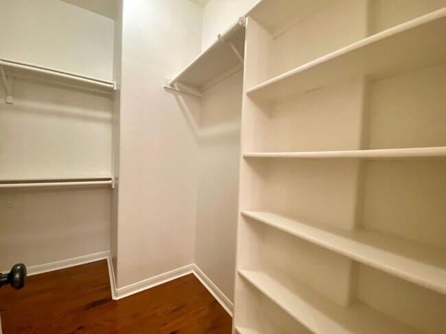 Building Photo - 3 Bedroom Townhouse Condo-North Austin!