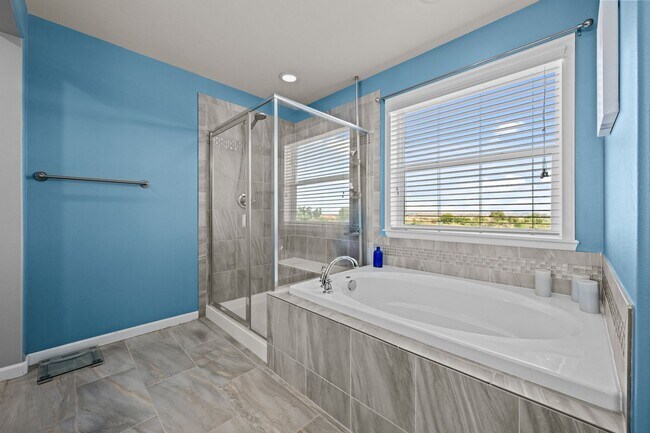 Building Photo - 15411 Village Cir E