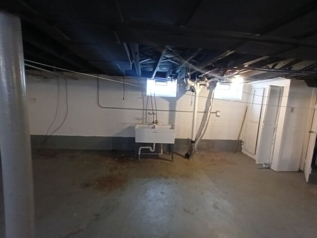 Building Photo - 3 bedroom/1.5 bath now available! $1300/mo!