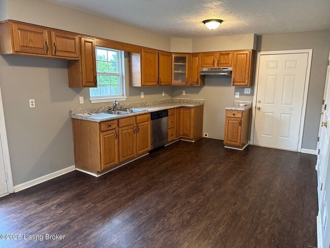 Building Photo - 576 Circle Valley Dr