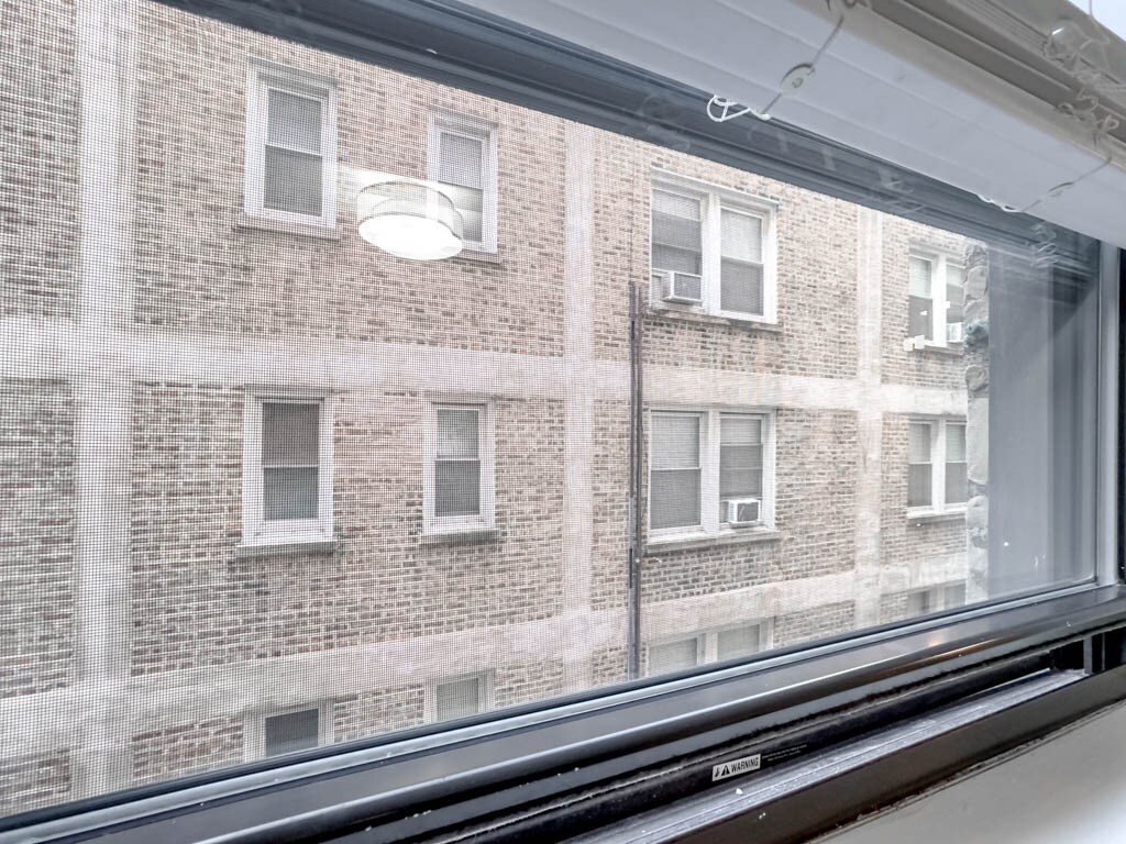 Building Photo - 545 W Belmont Ave