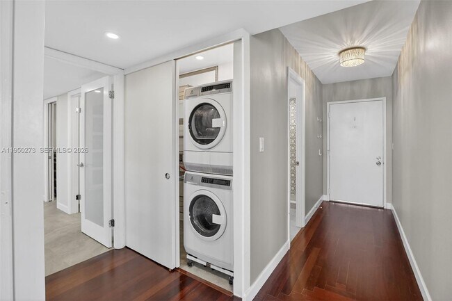 Building Photo - 1625 SE 10th Ave