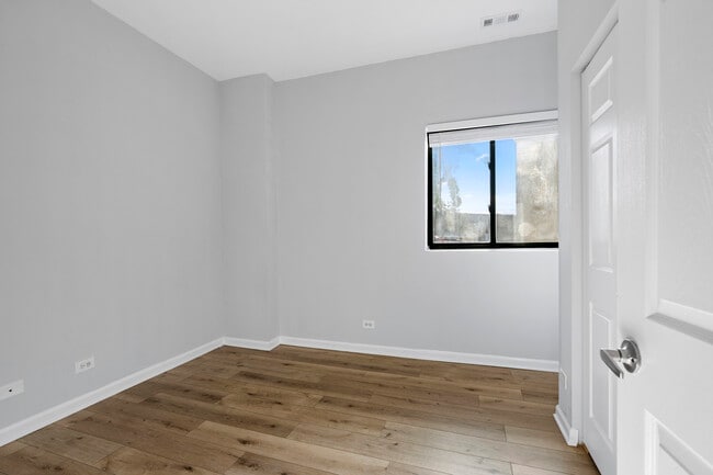 Building Photo - 2451 W Howard St