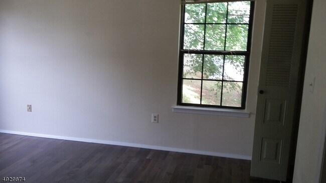 Building Photo - 297 English Pl