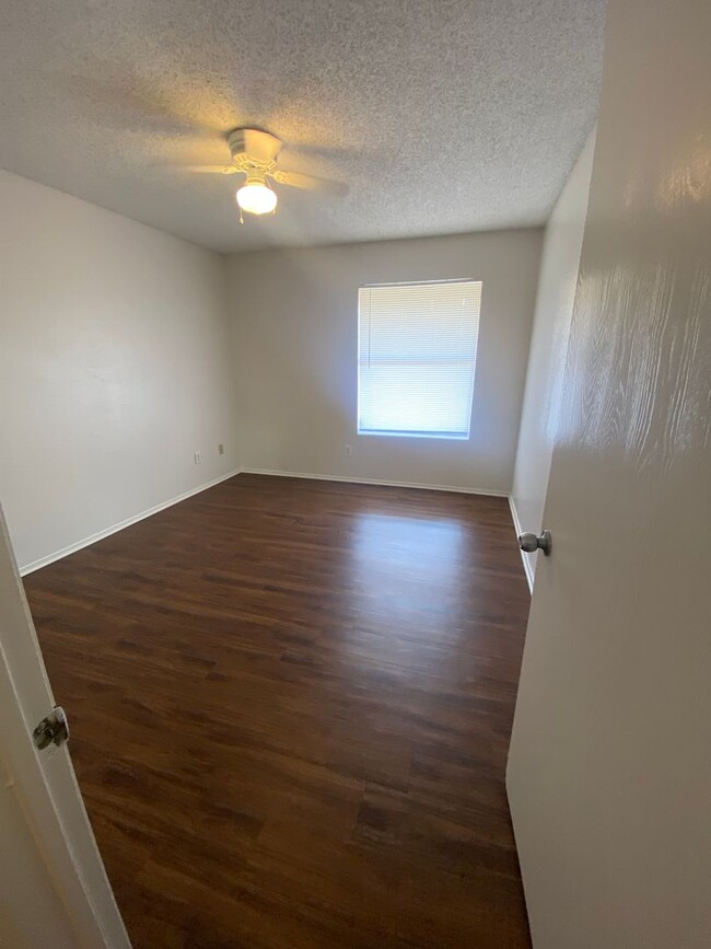 Building Photo - Langtry Apartments- 1 Bedroom 1 Bathroom