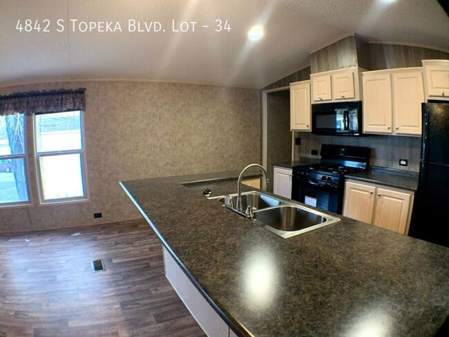 Building Photo - 4842 SW Topeka Blvd