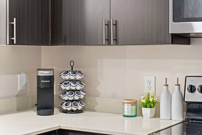 Building Photo - 711 W Broadway Rd